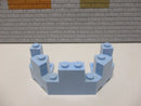 (L6/7 ) Lego 1x 6066 Burgturmspitze 4 x 8 x 2 1/3 Zinne hell blau 41055