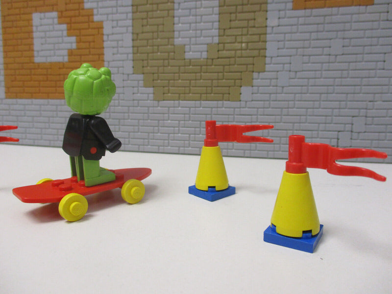 ( A10/7 ) Lego Fabuland Set Clive Crocodile Red Bow Tie on Skateboard ( 3721 )
