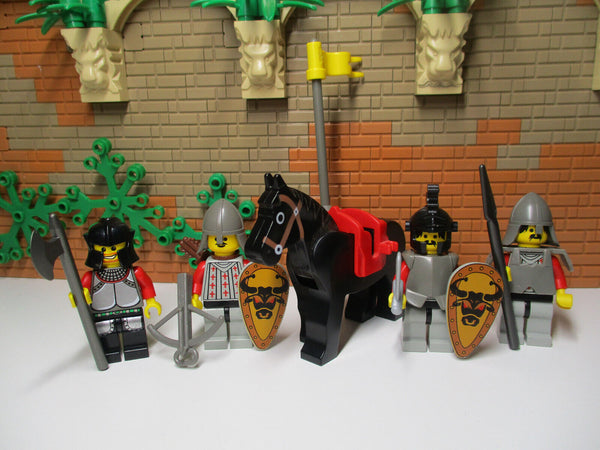 ( O5 / 44 ) Lego 4x Stierritter + Pferd Castle Ritter 6067 6077 6080 6081 6086
