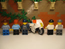 (L5/5/11 ) LEGO 5 Polizei Minifiguren + Zubehör und Motorrad Figuren City