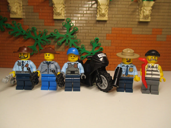(L5/5/13 ) LEGO 5 Polizei Minifiguren + Zubehör und Motorrad Figuren City