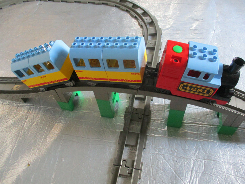 ( LK 5 ) LEGO Duplo Eisenbahn SET E-Lok  2 Waggons Brücke Schienen  Figuren