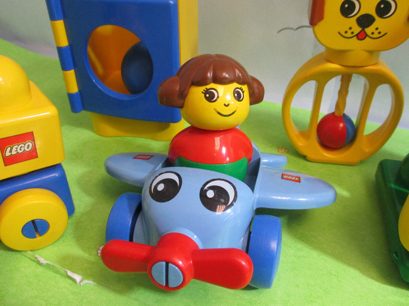 (RBU3 / 1) LEGO Duplo Primo Baby Set Rassel Figur Steine Frosch  Platte Flugzeug