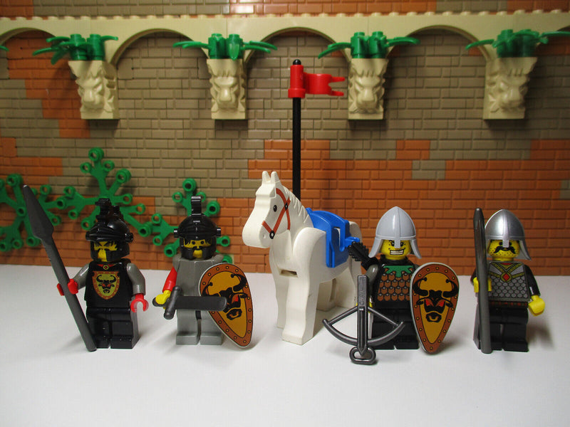 ( O5 / 47 ) Lego 4x Stierritter + Pferd Castle Ritter 6067 6077 6080 6081 6086
